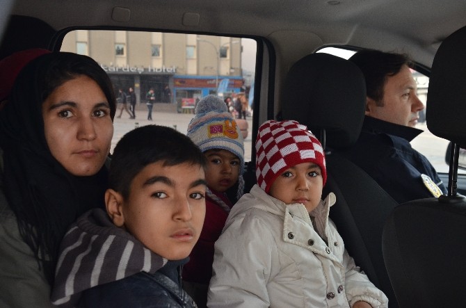 (Özel Haber) Günlerdir Sokaklarda Yatan 3 Çocuklu Afgan Aileye Polis Şefkati