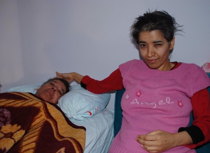 (Özel Haber) Yatalak Anneye Engelli Kızı Bakıyor