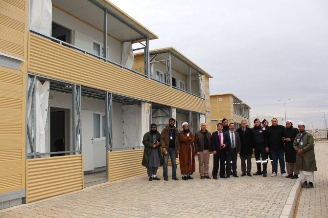 Pakistanlı Heyet, Suriyeli  Yetim Çocuklara Ayakkabı Ve Giysi Dağıttı