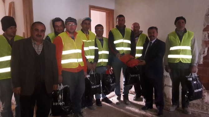 Pazarlar Belediyesinden İşçilerine Elbise