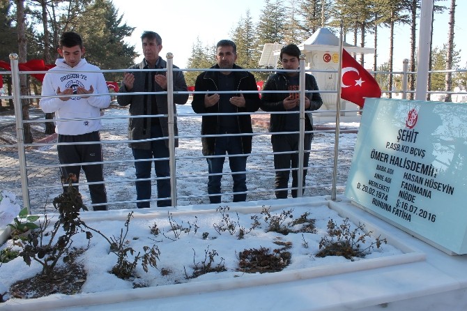 Polis Özel Harekat Adayları Ömer Halisdemirin Kabrini Ziyaret Ediyor