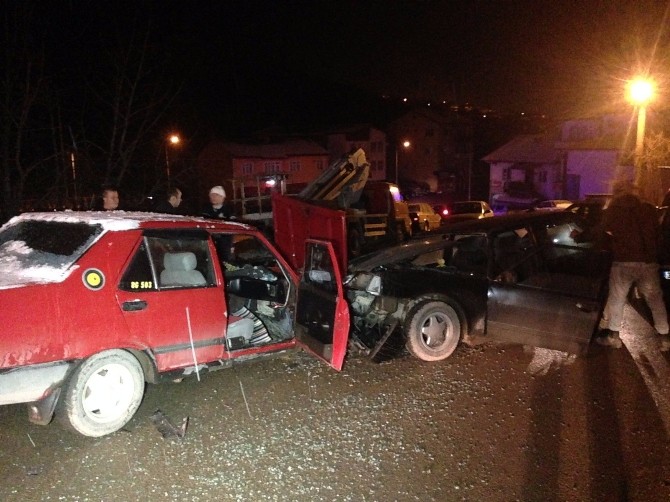 Polisin Dur İhtarına Uymadı Kaza Yaptı: 2 Yaralı