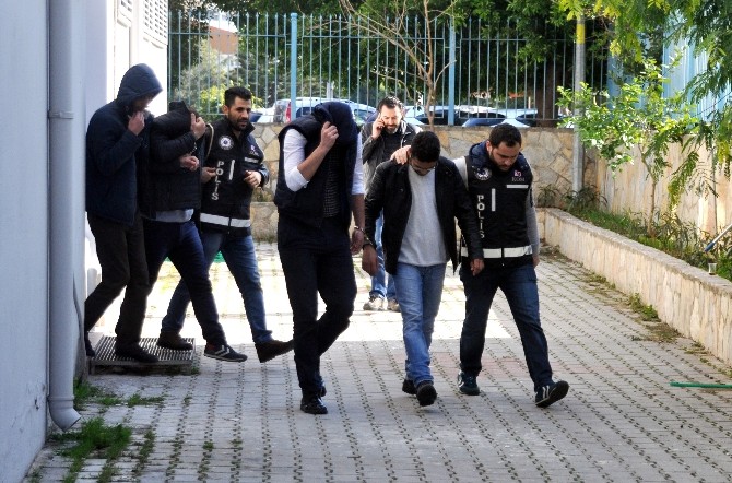 Sahte Kimlikle Kredi Çeken 4 Kişi Tutuklandı