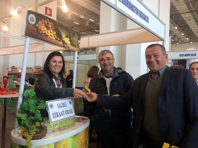 Salihli Ziraat Odası, Agroexpoda Üzüm Dağıttı