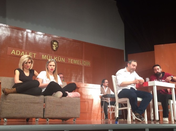 Saruhanlıda Kahkaha Dolu Bir Gece