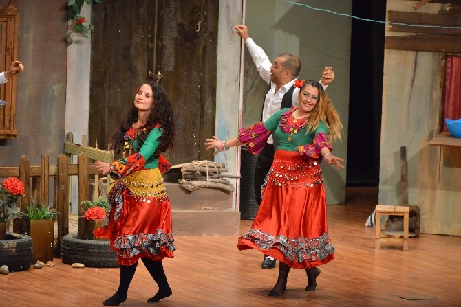 Şehir Tiyatroları ‘Şenlik Çıkmazı Oyunuyla İzleyici Karşısına Çıktı