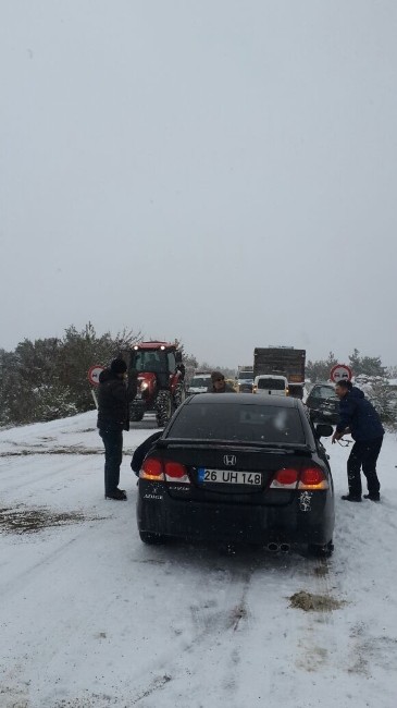 Söğüt-Bilecik Yolunda Buzlanma Nedeniyle Araçlar Mahsur Kaldı