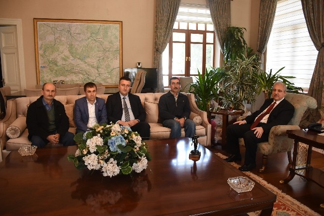 Somalı Muhtarlar Vali Güvençere Madenci Heykeli Hediye Etti