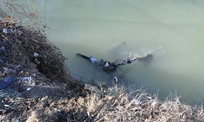 Tamirciye Kızdı, Özel Yapım Motosikletini Yakıp Dereye Attı