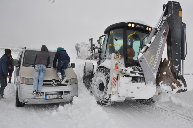 Tatvanda Yolda Mahsur Kalan 21 Kişi Kurtarıldı