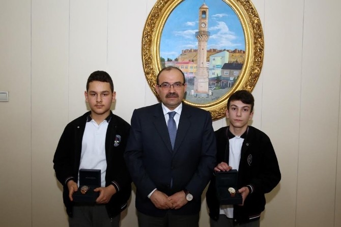 Teogda Derece Yapan Öğrenciler Vali Ustaoğlunu Ziyaret Etti