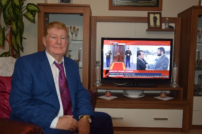 Trumpun Benzeri Devir Teslim Törenini Pür Dikkat İzledi