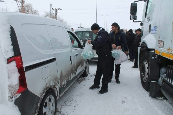 Tutak Kaymakamlığı Tarafından Mahsur Kalan Yolculara Yiyecek İkramı Yapıldı