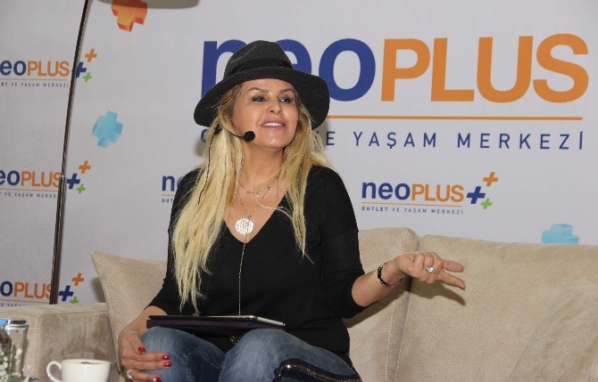 Ünlü Astrolog Nuray Sayarı Neoplus Outlet Ve Yaşam Merkezinde