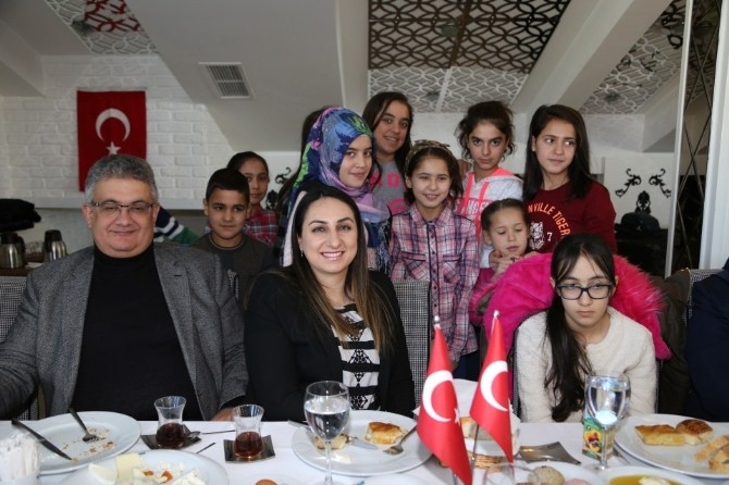 Vali Aykut Pekmez Çocuk Evi Sakinleri İle Kahvaltıda Bir Araya Geldi