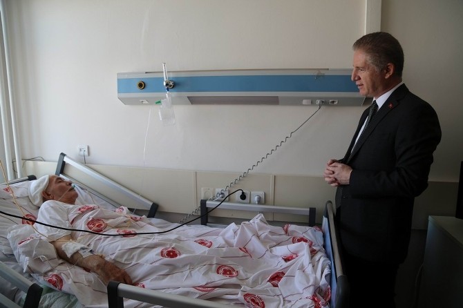 Vali Gül, Aşık Veyselin Oğlunu Hastanede Ziyaret Etti