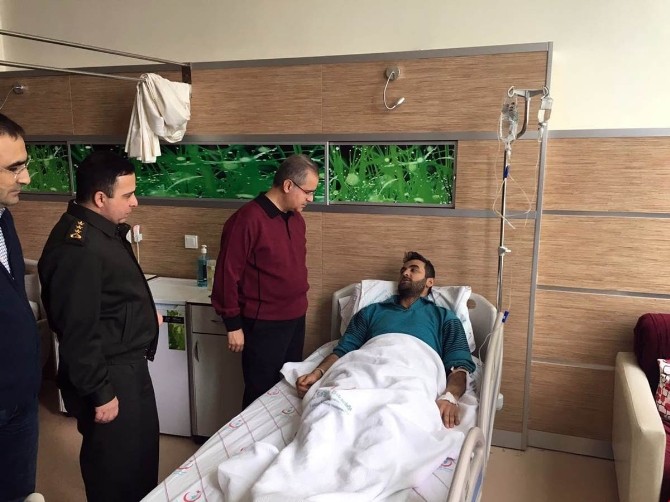 Vali Tapsızdan Yaralı Askere Ziyaret