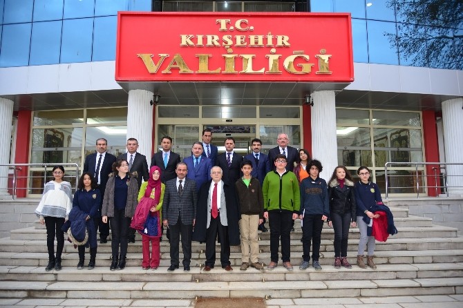 Validen Teogda Başarılı Olan 10 Öğrenciye Ödül