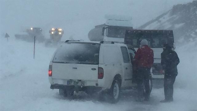 Van Büyükşehir Belediyesinden Mahsur Kalanlara Sıcak Yemek