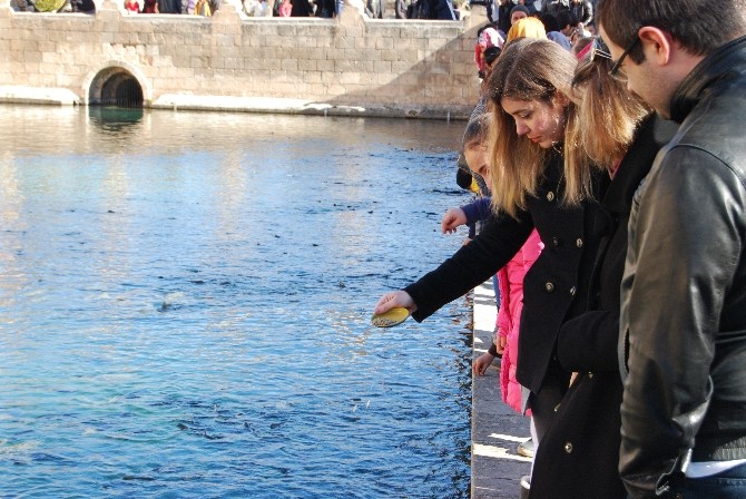 Vatandaşlar Güneşli Havanın Tadını Balıklıgölde Çıkarıyor