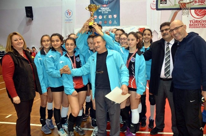 Voleybolun Yıldızları Kupalarını Kaldırdı