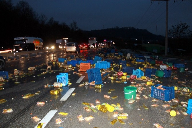 Yalovada Turşu Kamyonu Devrildi