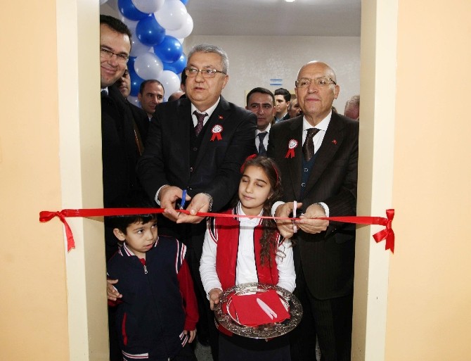 Yenimahalle Belediyesinden İlkokula Kütüphane