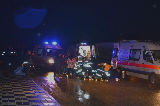 Yoldan Çıkan Araç Kaldırımdaki Yayaları Çarptı: 4 Yaralı