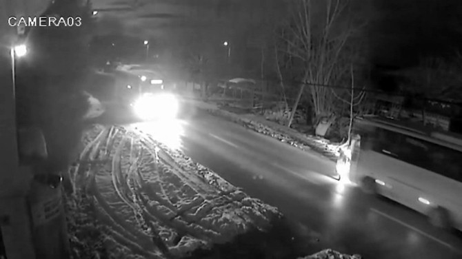 Yolun Karşına Geçen Kadınlara Otobüs Çarptı