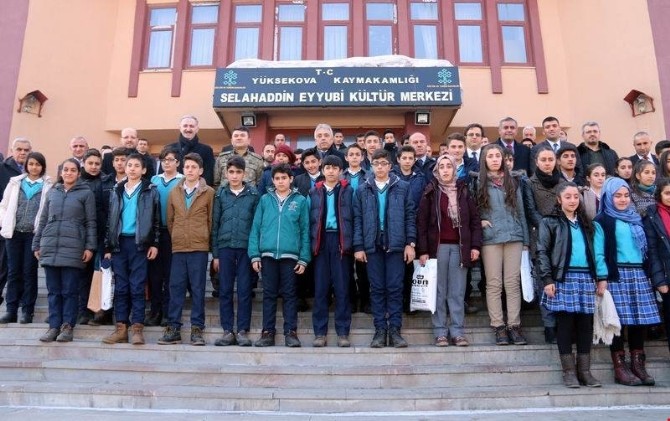 Yüksekovadaki Öğrencilere Kitap Yardımı