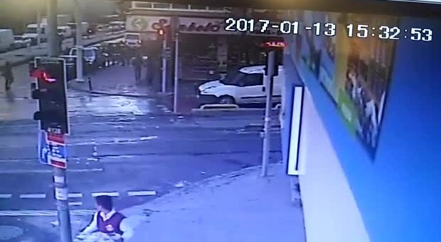 Zeytinburnundaki Binanın Çökme Anı Güvenlik Kamerasına Yansıdı