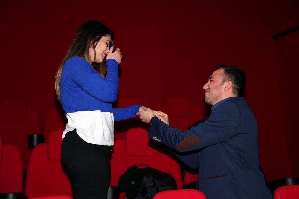 14 Şubatta Sürpriz Evlilik Teklifi