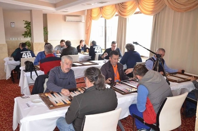 5. Ege Tavla Dernekleri Dayanışma Turnuvası Kuşadasında Başladı