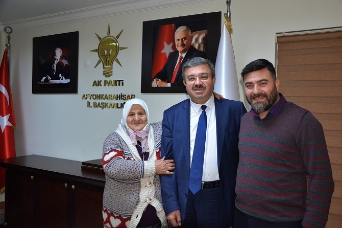 70 Yaşındaki Zehra Nineden Ak Parti İl Başkanlığına “Evet” Ziyareti