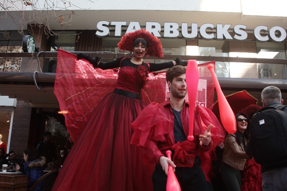 Adanada Animasyonlu Sevgililer Günü Kutlaması