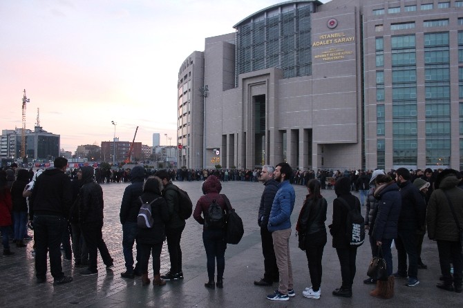 Adliye Önünde Katiplik Kuyruğu