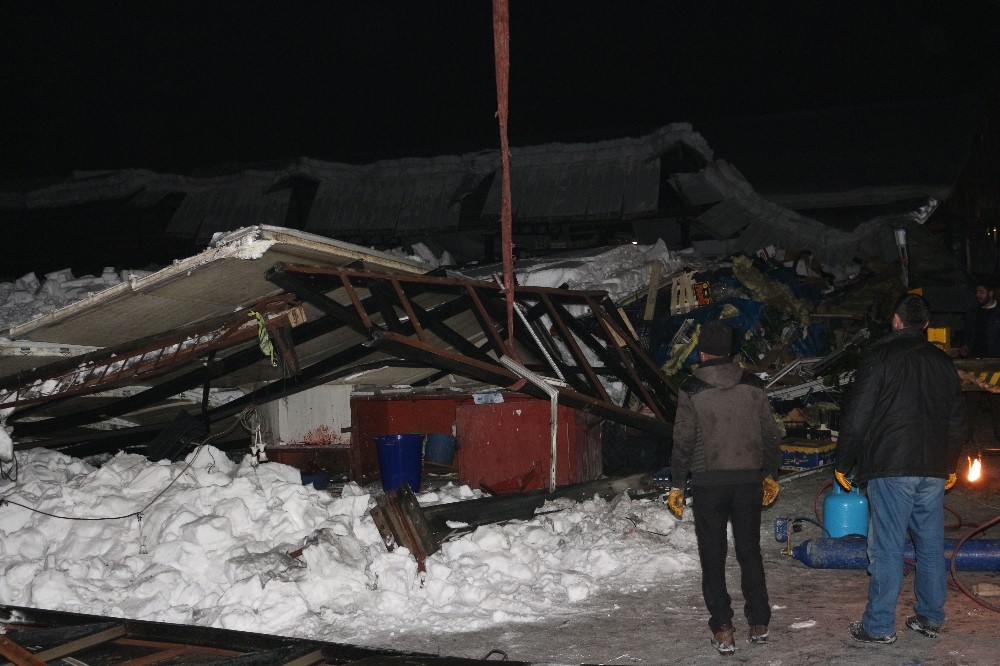 Ağrıda Çatısı Çöken Pazarda Enkaz Kaldırma Çalışmaları Sürüyor