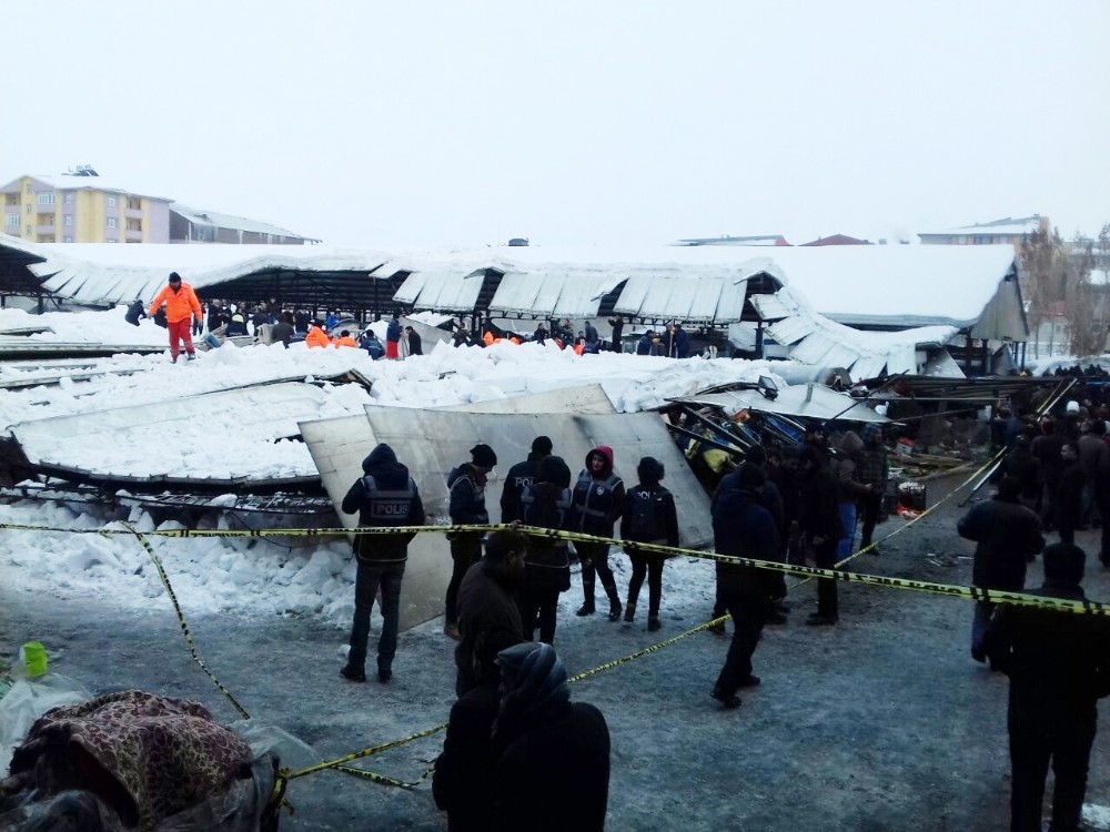 Ağrıda Pazarın Çatısı Çöktü