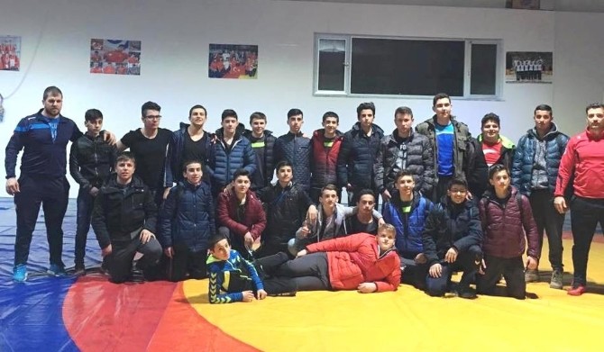 Altınovalı Güreşçiler Şampiyon Oldu