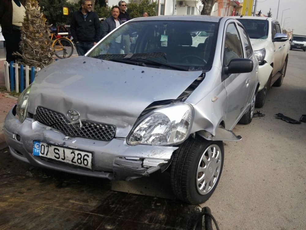 Antalyada Otomobil Park Halindeki Araçlara Çarptı