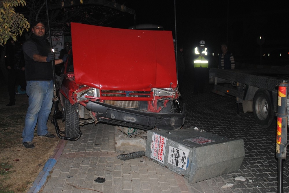 Aydında 6 Ağacı Deviren Araç Trafoya Çarpınca Durabildi