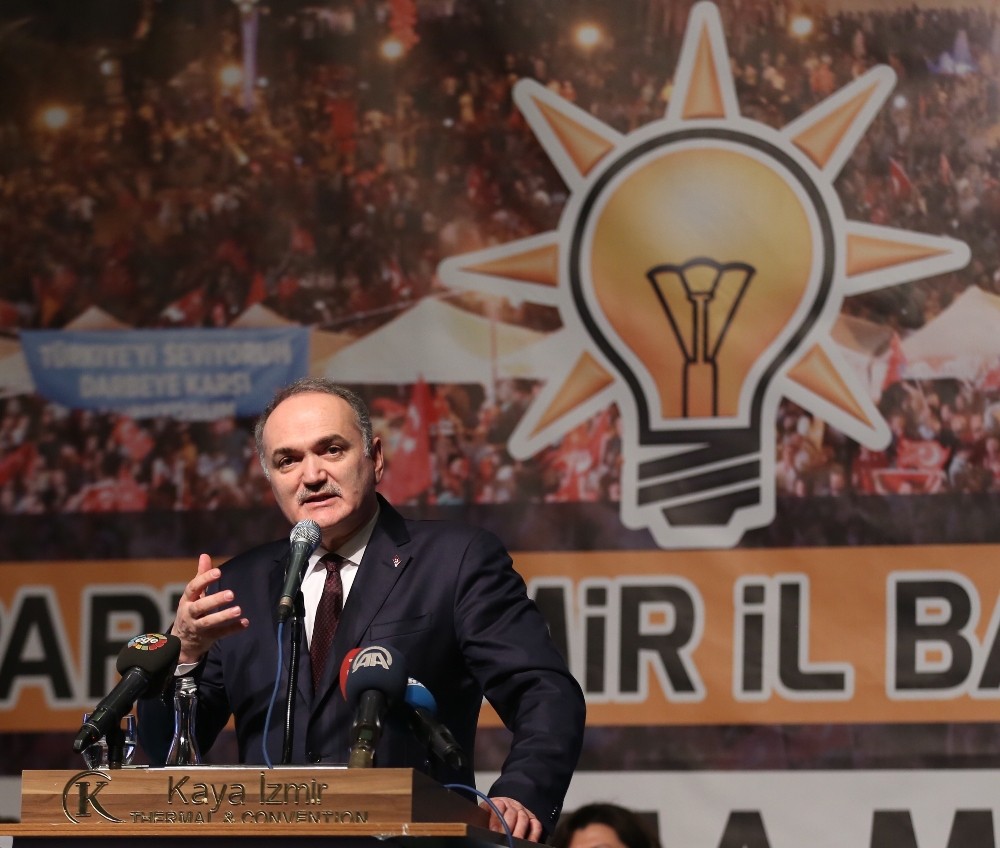 Bakan Özlüden Referanduma İlişkin ‘Diktatörlük Göndermesi