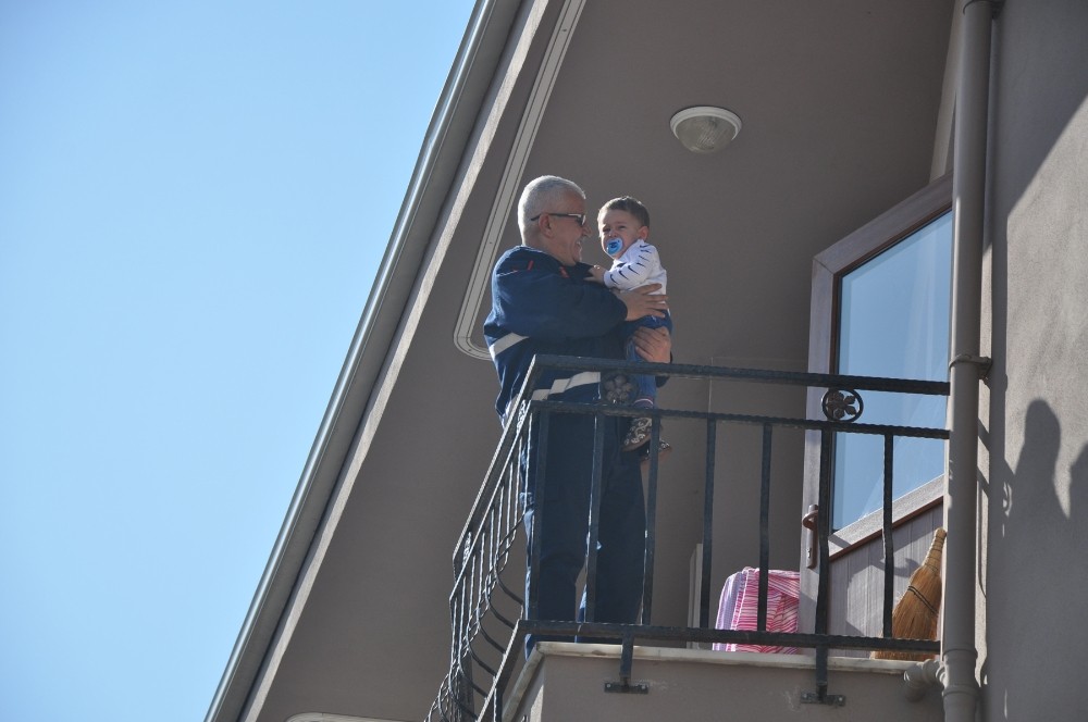 Balkon Demirlerine Sıkıştı