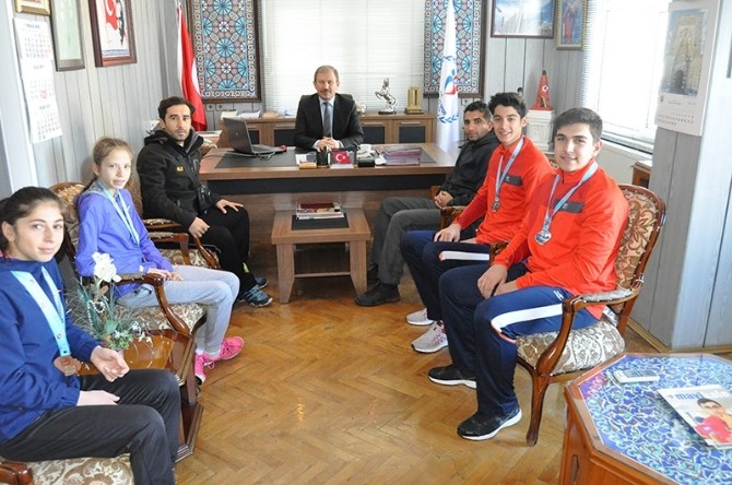 Başarılı Sporculardan Müdür Sadık Ölçene Ziyaret