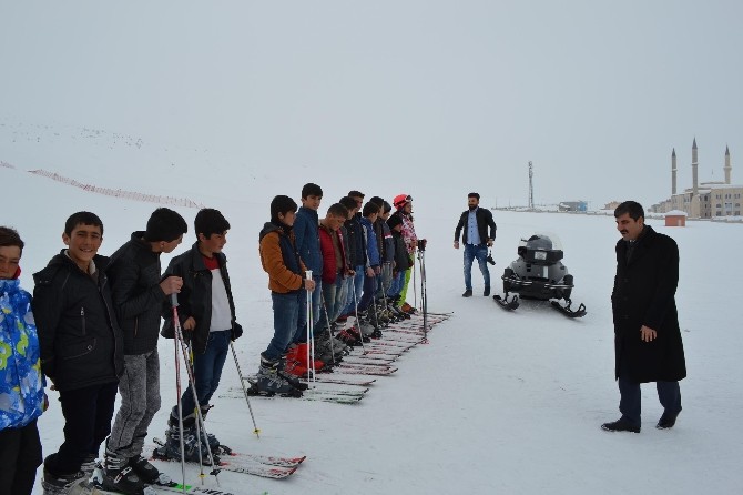 Başkan Asyadan Çocuklara Kayak Malzemesi Desteği