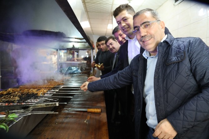 Başkan Çelikcandan Şampiyonlara Adana Kebabı