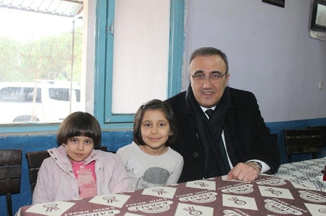 Başkan Karaçobandan Miniklere Jest