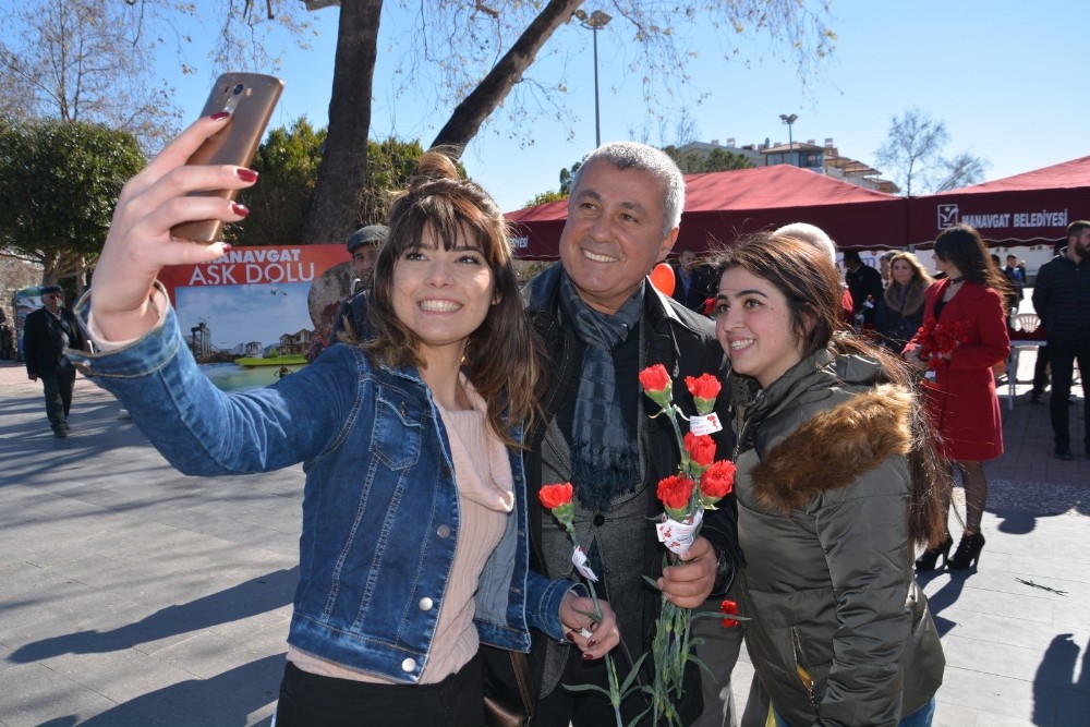 Başkan Sözenden Sevgililere Karanfil