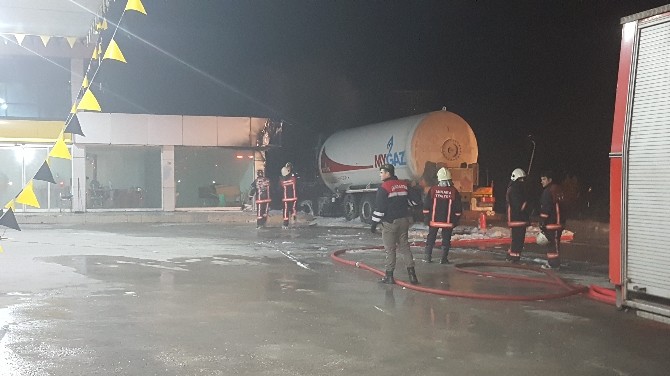 Başkentte Benzin İstasyonunda Korkutan Yangın