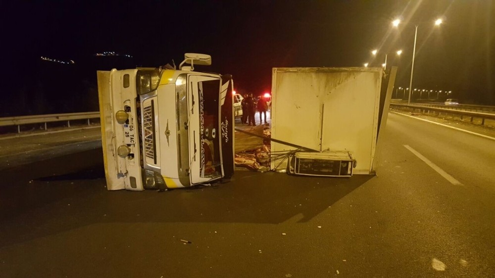 Başkentte Kontrolden Çıkan Et Yüklü Tır Yola Devrildi